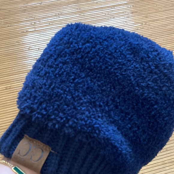C.C. Exclusives Navy Fleece Lined Beanie EUC - Picture 2 of 5